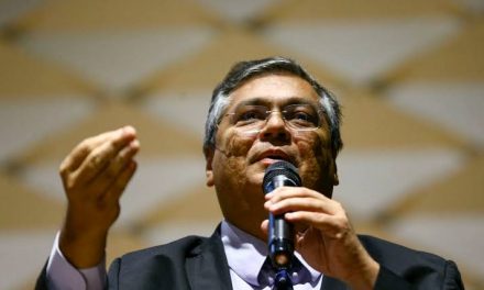 Flávio Dino apresenta pacote contra atos antidemocráticos para Lula