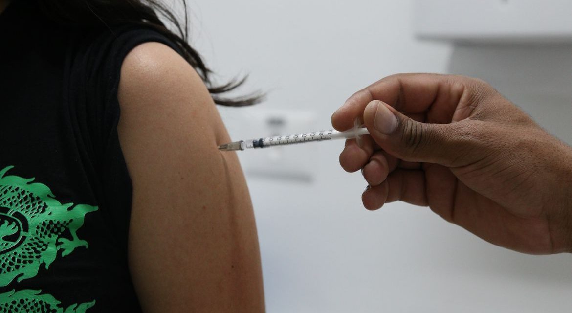 Vacinação é estratégia coletiva, diz secretária de Vigilância em Saúde