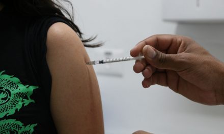 Vacinação é estratégia coletiva, diz secretária de Vigilância em Saúde