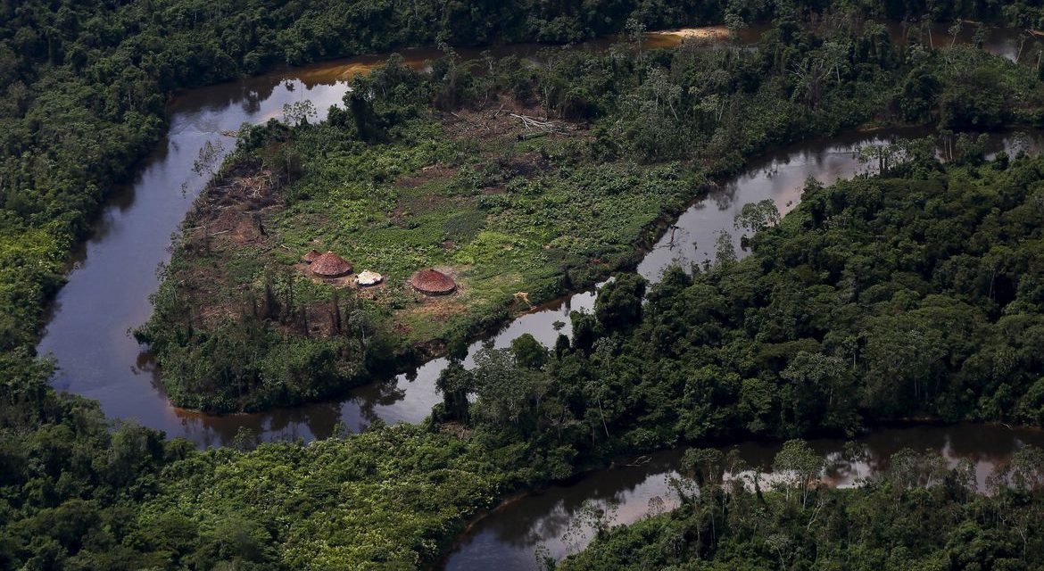 Governo instala antenas para prover internet na terra Yanomami