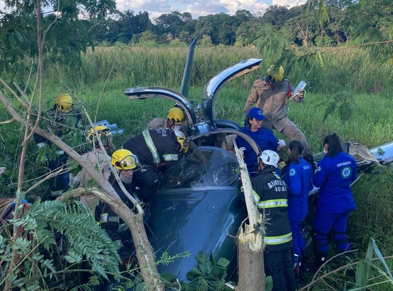 Avião cai e deixa duas pessoas feridas em Goiânia