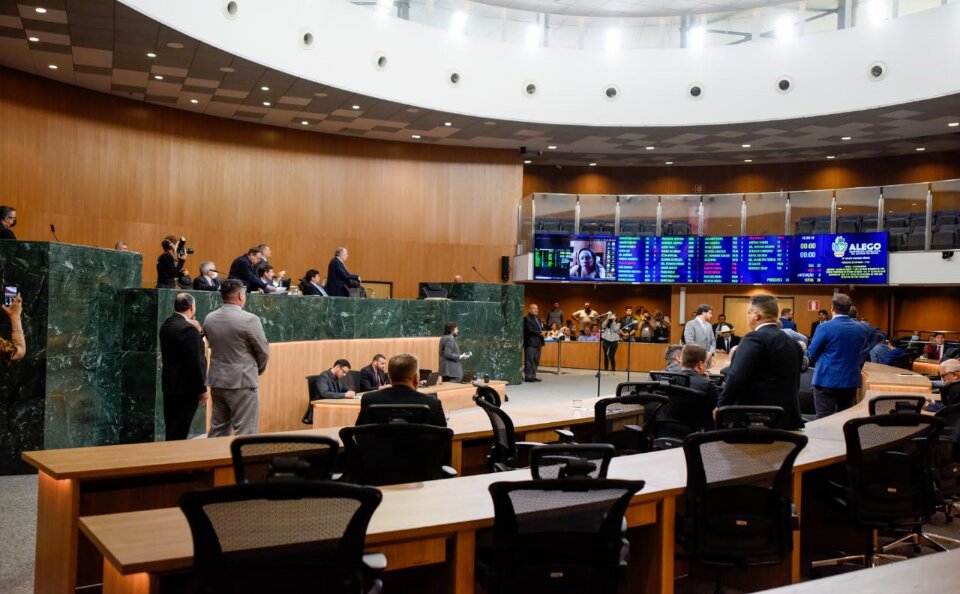 Deputados aprovam retorno da reeleição na Alego