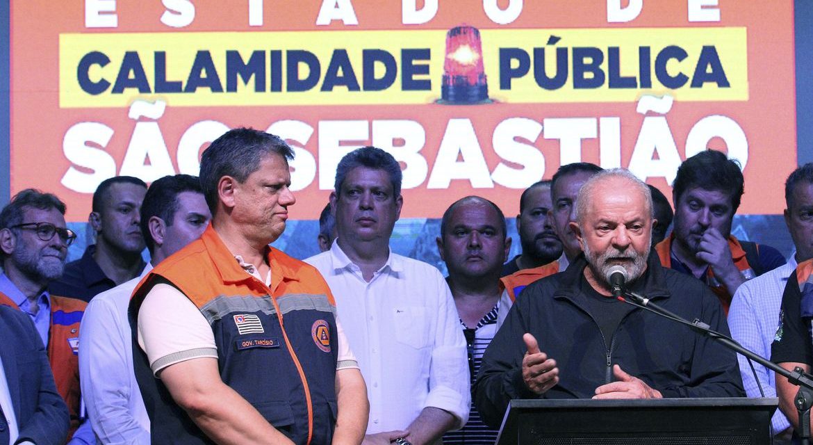 Em São Sebastião, Lula promete reconstrução de casas em áreas seguras