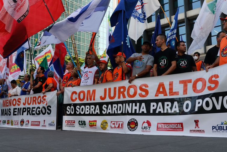Centrais sindicais protestam contra taxa básica de juros de 13,75%