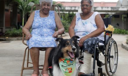 “Cãoterapia” diverte idosos acolhidos em unidade da OVG, em Goiânia