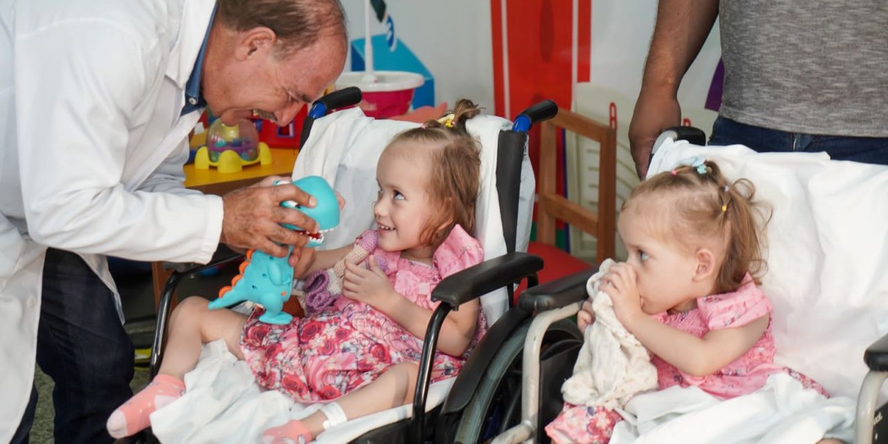 Gêmeas Valentina e Eloá recebem alta 51 dias após cirurgia de separação