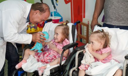 Gêmeas Valentina e Eloá recebem alta 51 dias após cirurgia de separação