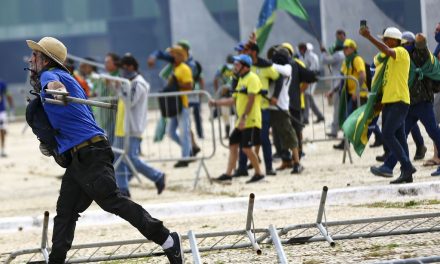 Moraes liberta mais 130 pessoas presas por atos golpistas de janeiro