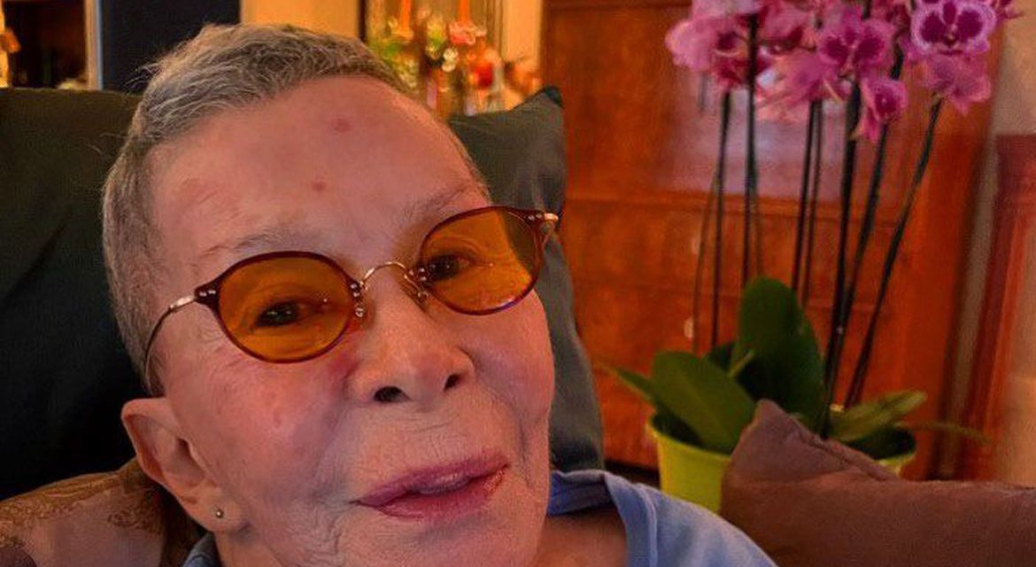 Rita Lee recebe alta de hospital e se recupera em casa