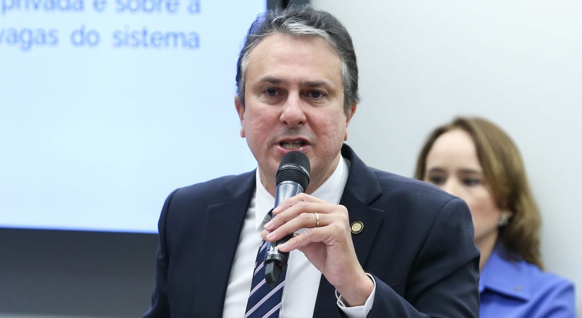 Ministro descarta prioridade para escolas cívico-militares