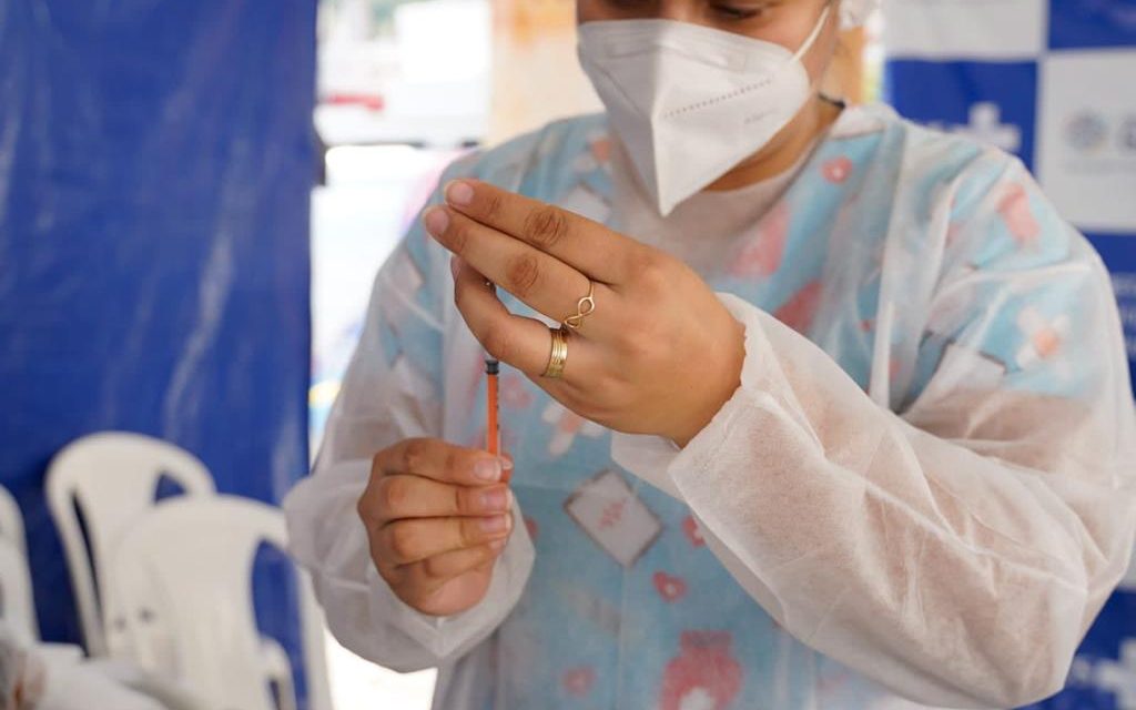 Baixa procura pela vacina bivalente preocupa autoridades de saúde