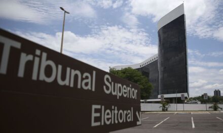 TSE suspende sessão com 3 votos a 1 pela inelegibilidade de Bolsonaro