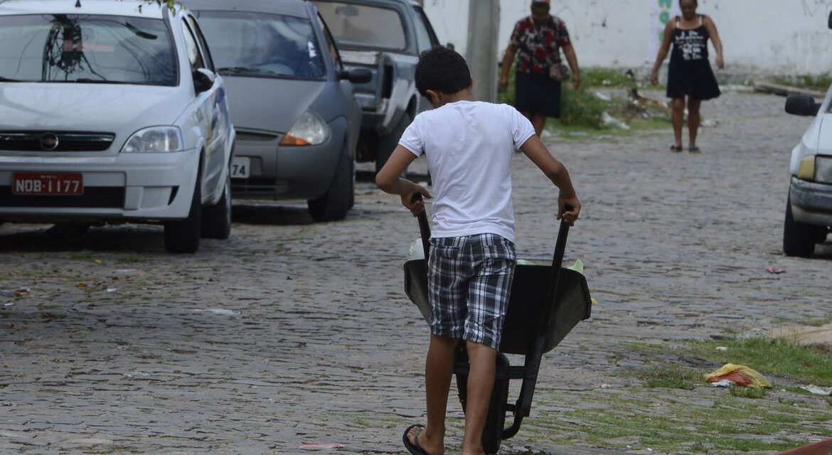 De janeiro a abril, Brasil resgata 702 crianças do trabalho infantil