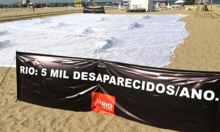 Ato em Copacabana cobra respostas sobre desaparecimento de Amarildo
