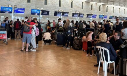 Sexto avião com brasileiros repatriados chega ao Rio de Janeiro