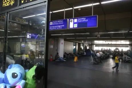 Mais de 140 afegãos estão acampados em aeroporto de São Paulo