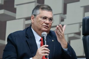 Dino propõe fim da aposentadoria compulsória para juízes e militares