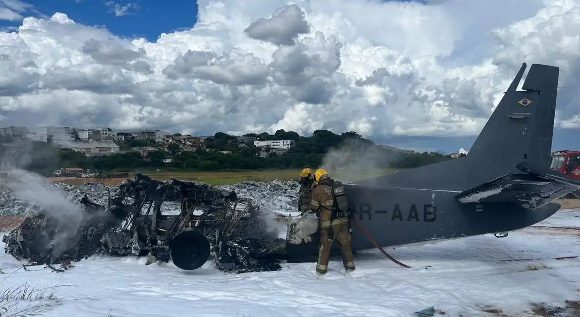 Duas pessoas morrem e uma fica ferida em queda de avião da PF em Minas