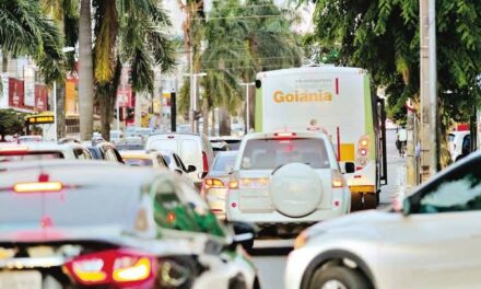 Transitar na faixa exclusiva para ônibus é a segunda maior causa de multas em Goiânia