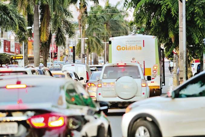 Transitar na faixa exclusiva para ônibus é a segunda maior causa de multas em Goiânia