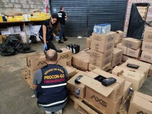 Procon apreende quase 4 mil litros de óleo lubrificante