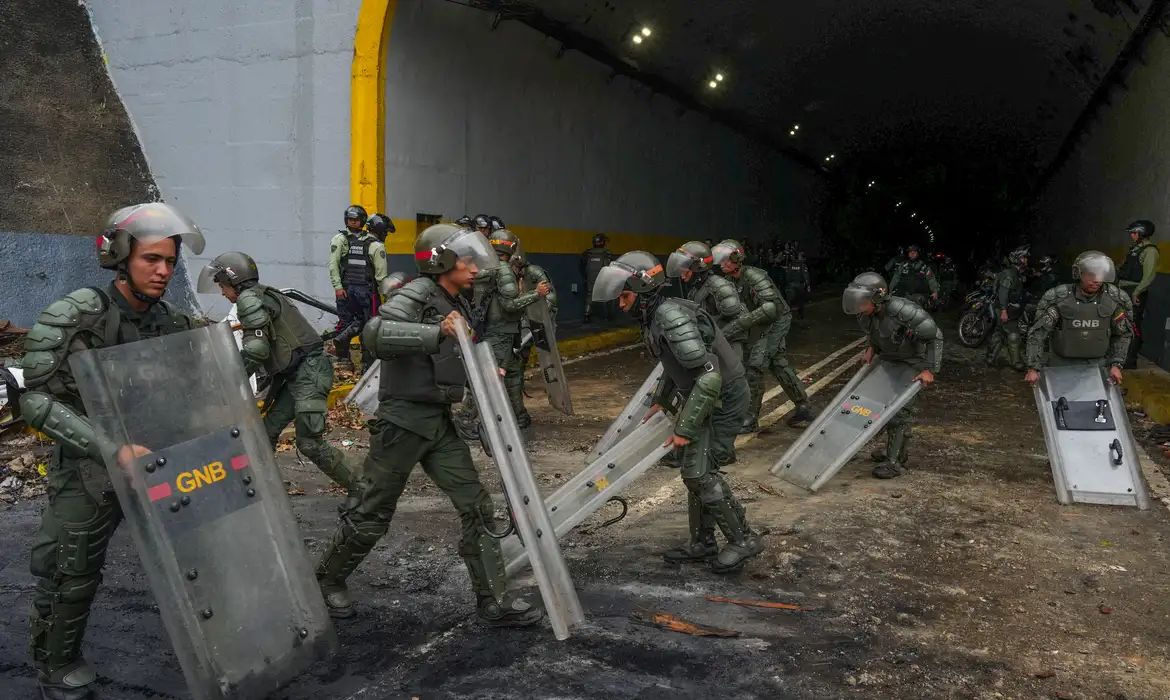 Atos na Venezuela têm 749 presos, sete mortos e 48 policiais feridos