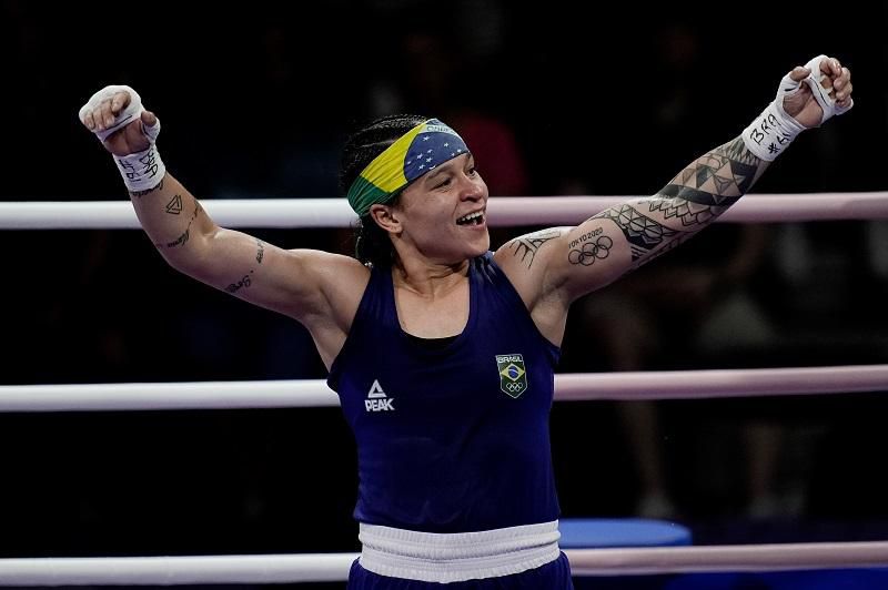 Bia Ferreira vence mais uma e garante ao menos o bronze em Paris