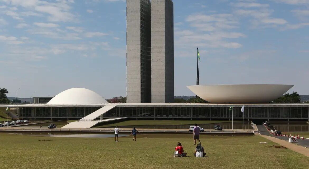 CCJ do Senado aprova PEC que pode reduzir verba para candidatos negros