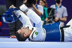 Edival Pontes conquista bronze para o Brasil no taekwondo