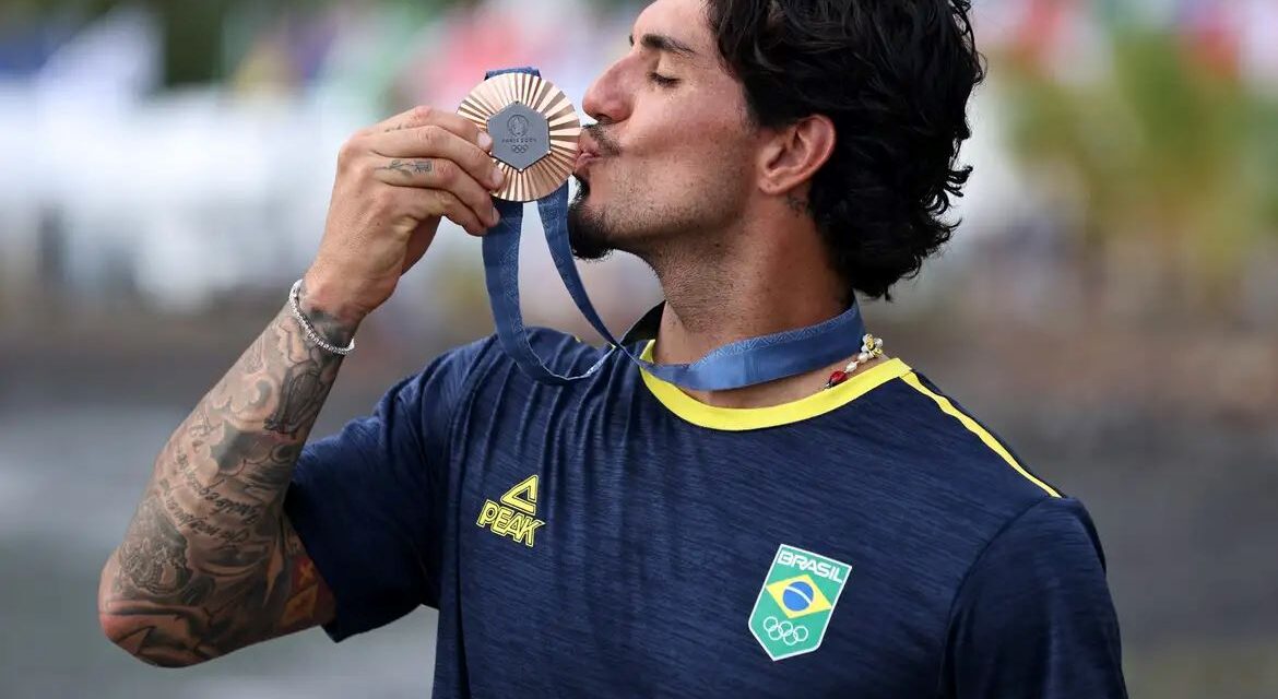 Gabriel Medina garante bronze para o Brasil no surfe masculino