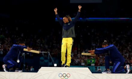 Rebeca é ouro no solo e vira maior medalhista olímpica do Brasil