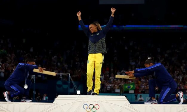 Rebeca é ouro no solo e vira maior medalhista olímpica do Brasil