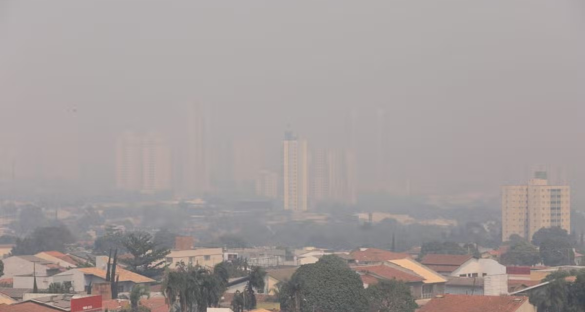 Nuvem de fumaça perde força em Goiás, mas só deve sumir após as chuvas