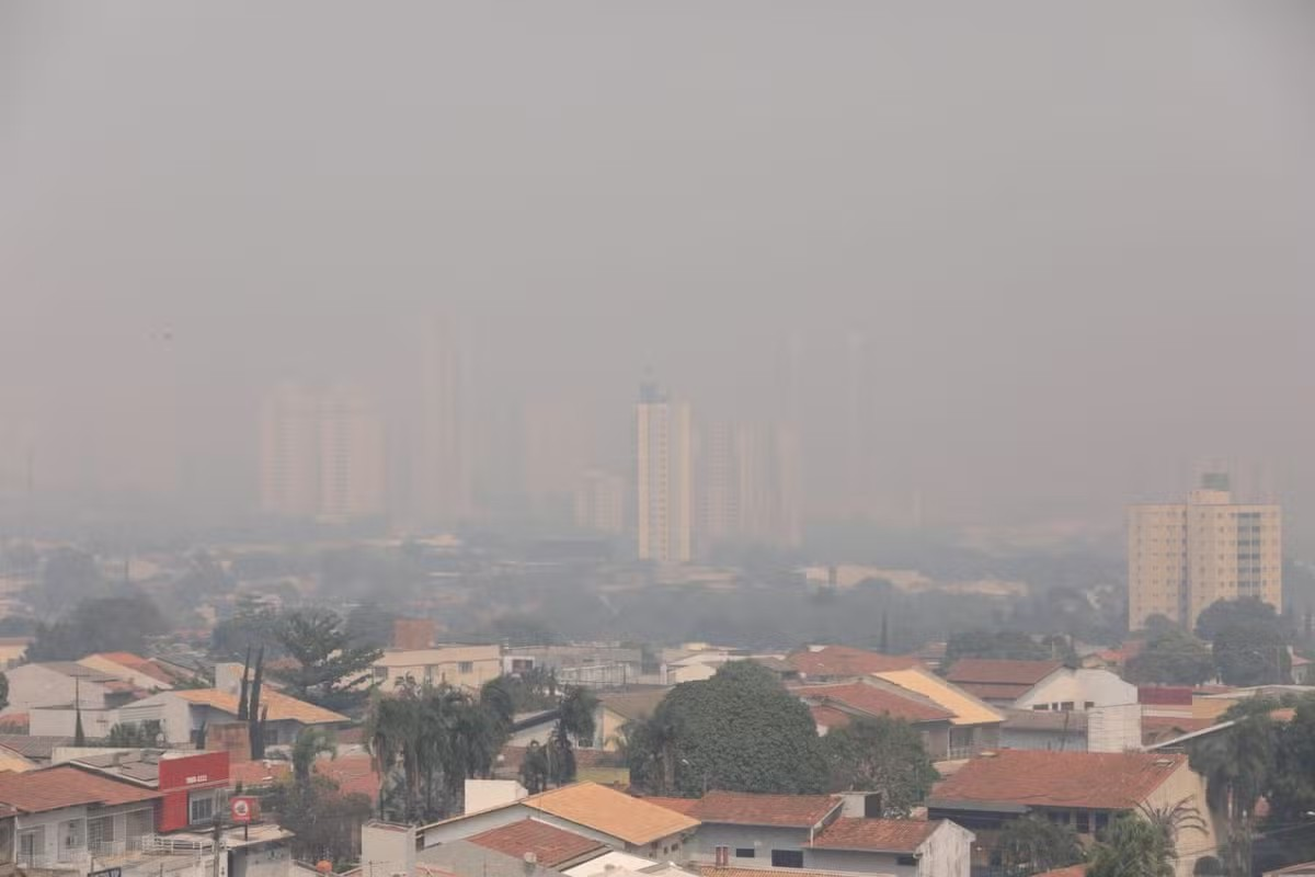 Nuvem de fumaça perde força em Goiás, mas só deve sumir após as chuvas Nuvem de fumaça perde força em Goiás, mas só deve sumir após as chuvas