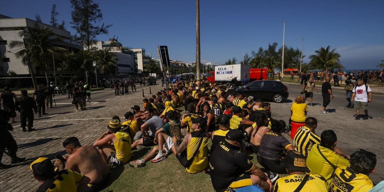 Mais de 200 torcedores do Peñarol são presos por confusão no Rio