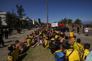 Mais de 200 torcedores do Peñarol são presos por confusão no Rio