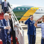 Lula desembarca em Brasília após problema com avião no México