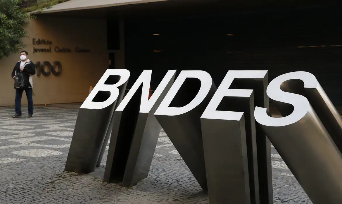 Crédito do BNDES para indústria supera agronegócio Crédito do BNDES para indústria supera agronegócio