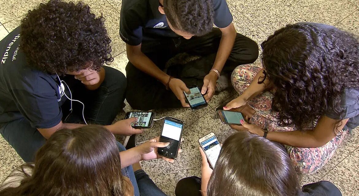 Pesquisa: 86% dos brasileiros apoiam restrição de celular nas escolas