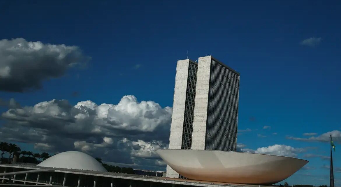 Câmara aprova PEC de corte de gastos em primeiro turno