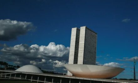 Câmara aprova PEC de corte de gastos em primeiro turno