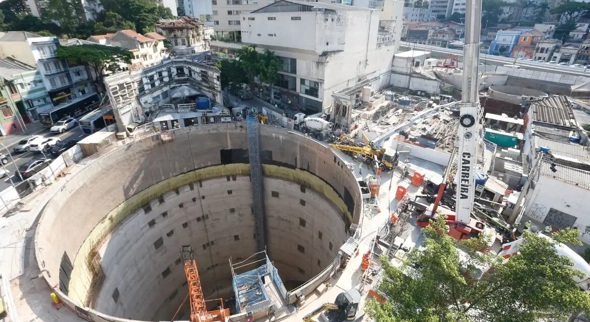 Desabamento abre cratera na Linha Laranja do Metrô de São Paulo