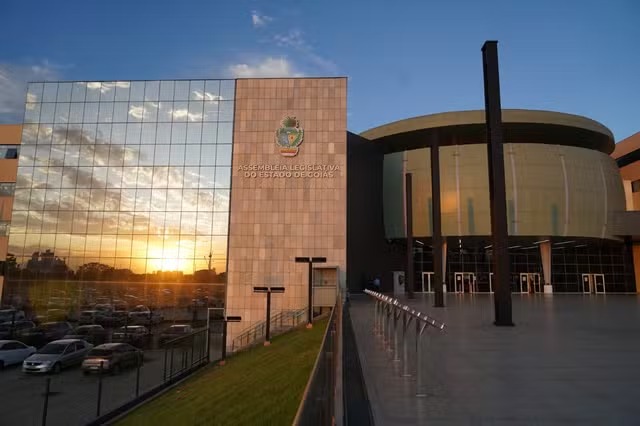 Deputados de Goiás aprovam auxílio de R$ 11,5 mil