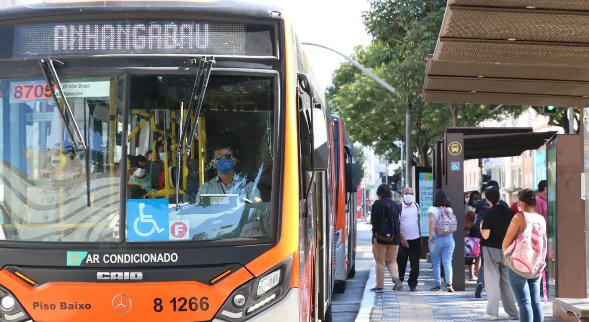 Setor de serviços recua 0,9% em novembro, influenciado por transporte