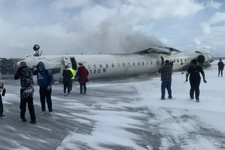 Avião da Delta se acidenta e capota durante pouso em Toronto