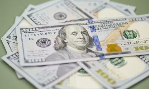 Dólar fecha a R$ 5,76 e renova menor patamar desde novembro