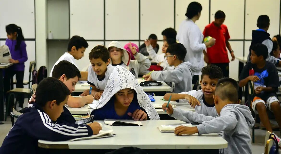 Justiça anula demissão por justa causa de professor que falou de política na aula