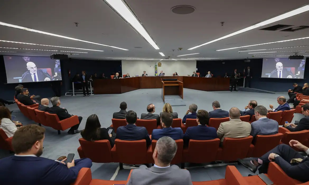 Por unanimidade, turma do STF torna Bolsonaro e mais 7 réus por golpe Por unanimidade, turma do STF torna Bolsonaro e mais 7 réus por golpe