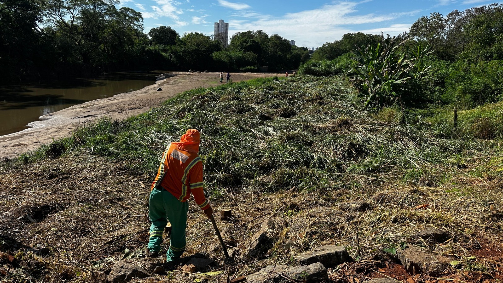 Comurg retira mais de 25 toneladas de resíduos das margens do Rio Meia Ponte