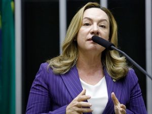 Deputada federal Adriana Accorsi é internada com herpes-zóster na cabeça, em Goiânia